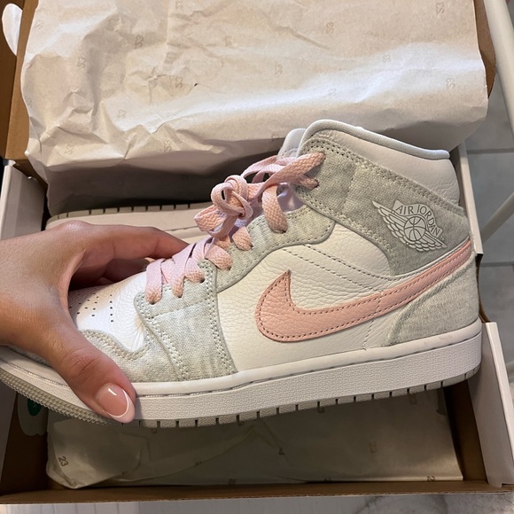 Nike air Jordans 1 mid se size 8 - Picture 1 of 3